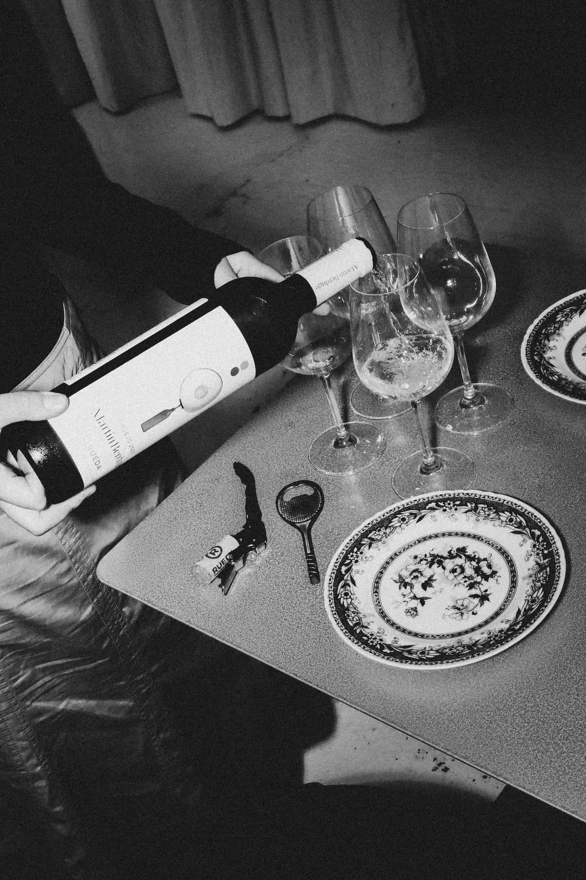 Unidos por la misma botella de vino. 